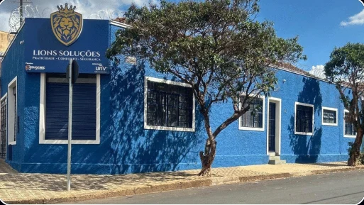 Fachada azul da Lions Soluções, com o logotipo do leão coroado