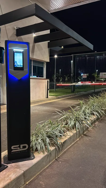 Totem com leitor de reconhecimento facial na portaria de veículos de um condomínio